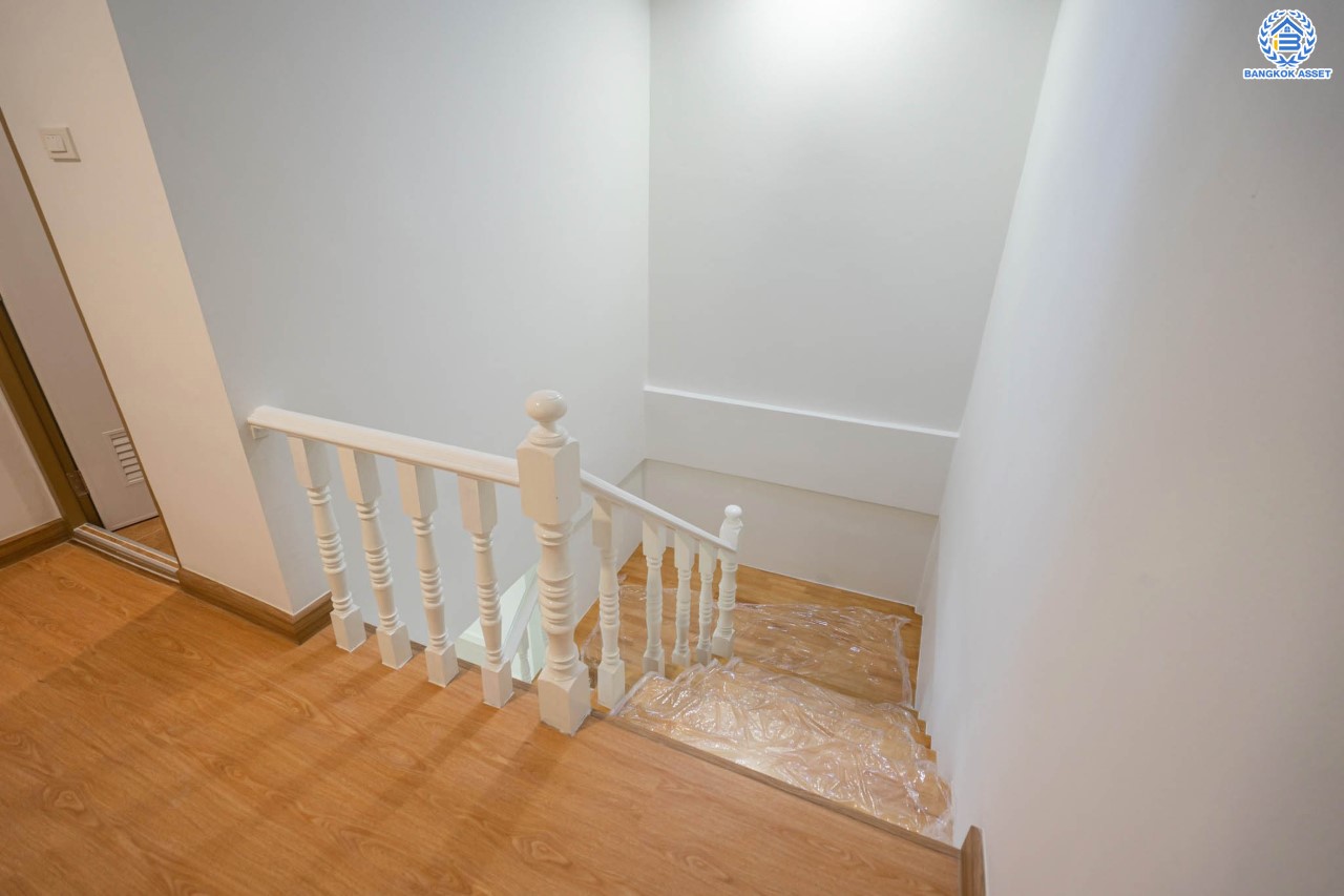 บ้านมือสองตกแต่งใหม่ ม.บัณฑิตโฮม ดอนเมือง เนื้อที่ 22.5 ตร.ว. ฟังก์ชัน 3 ห้องนอน 2 ห้องน้ำ จอดรถได้ 1 คัน บนทำเลศักยภาพ หน้าโครงการติดถนนวิภาวดี ใกล้สนามบินดอนเมือง ฟิวเจอร์พาร์ครังสิต, ม.รังสิต จุดขึ้นทางด่วน "โทลเวย์" และรถไฟฟ้าสายสีแดง "สถานีหลักหก"